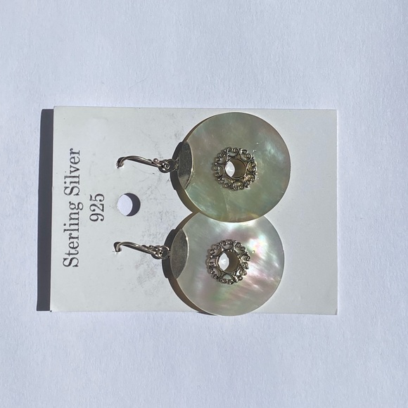 ✨NEW✨925 sterling silver mother of Pearl circle dangle earrings✨ - Picture 6 of 10